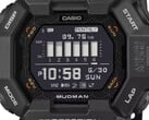 Casio G-Shock Mudman GDG-B100 手表配有红白数字显示屏,背景为崎岖的山地景观。