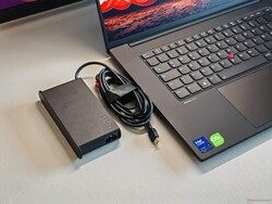 140 瓦电源适配器