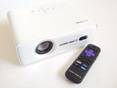 Aurzen Eazze D1R Roku 投影仪和遥控器。