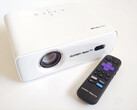 Aurzen Eazze D1R Roku 投影仪和遥控器。
