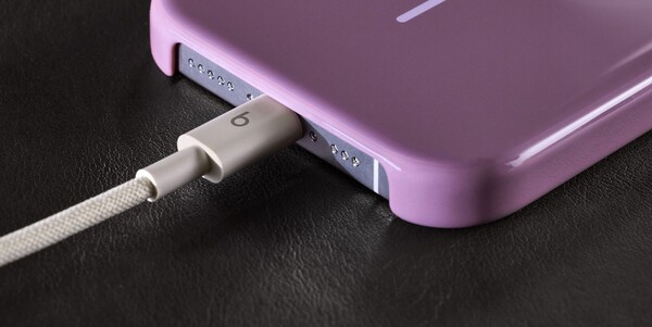 Beats USB-C 线缆具有自动电压调节功能，可保护您的设备。(图片来源：Beats）