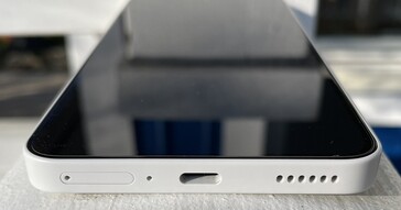 底部：双 SIM 卡、麦克风、USB-C 2.0、扬声器（图片来源：Manuel Masiero）