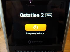 按下电源按钮 10 秒钟可弹出所有电池。(图片来源:Notebookcheck)