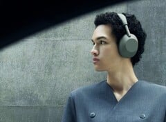 索尼 WH-1000XM6 还存在铰链问题。