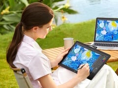 XPPen Artist Ultra 14 绘图显示器可通过单根 USB-C 数据线连接至笔记本电脑。