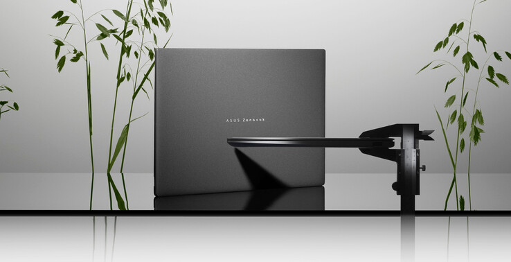 作为一款 16 英寸笔记本电脑，新款 Zenbook S16 的重量相对较轻，仅为 1.5 千克。(图片来源：华硕）