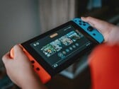 一张正在使用的任天堂Switch主机的图片