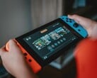 一张正在使用的任天堂Switch主机的图片