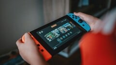 一张正在使用的任天堂Switch主机的图片