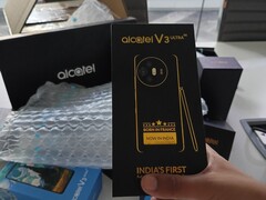 阿尔卡特 V3 Ultra 将像三星Galaxy S25 Ultra 一样配备手写笔。(图片来源：Madhav Sheth）