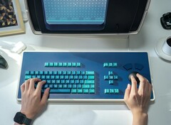 图中的 MDR Dasher 键盘与 MDR 工作站复制品搭配使用，占用了相当大的桌面空间（图片来源：Atomic Keyboard）