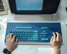 图中的 MDR Dasher 键盘与 MDR 工作站复制品搭配使用，占用了相当大的桌面空间（图片来源：Atomic Keyboard）