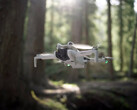 飞行中的 DJI Mini 4 Pro。(图片来源：Roland Quandt &amp; WinFuture）