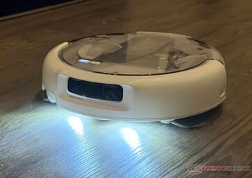 在黑暗中，Romo P2 为自己照亮前路。