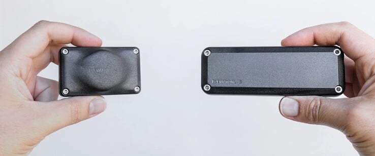 旧版 TimeCapsule 的运行时间为 10 年，但由于使用两节 AA 电池，体积也大了很多。