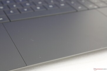 由于顶部和底部的边缘接触到键盘的边缘和机箱的正面，所以点击板比通常的大得多。