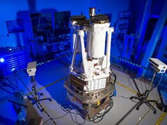 测试设施中的 IXPE 空间观测站(图片来源:Ball Aerospace;已裁剪)