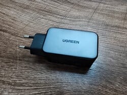 我们用于充电测试的 Ugreen Nexode 65W 充电器。