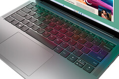 Yoga Slim 7i Gen 9 的键盘面板采用了联想典型的微笑键盘和一块大尺寸触控板。