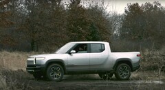 Rivian R1T执行坦克转弯的视频揭示了该功能被废止的原因。(图片来源：YouTube上的Rivian)