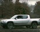 Rivian R1T执行坦克转弯的视频揭示了该功能被废止的原因。(图片来源：YouTube上的Rivian)