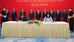 新Megapack电池厂的签约仪式(图片:特斯拉)。