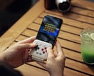 8BitDo FlipPad 可插入智能手机的 USB-C 接口。