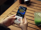 8BitDo FlipPad 可插入智能手机的 USB-C 接口。