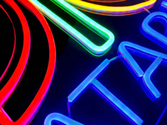 显示雅达利徽标的 LED 霓虹灯(图片来源:雅达利)