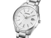 Citizen CB0300-53A Eco-Drive 腕表的侧视图，该表款配有银色表盘、不锈钢表壳及三链节表链。