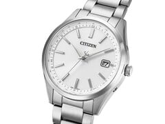 Citizen CB0300-53A Eco-Drive 腕表的侧视图,该表款配有银色表盘、不锈钢表壳及三链节表链。