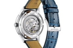 Citizen NJ0250-01A 的背面视图,透过透明表背可看到其外露的 8210 自动机芯。
