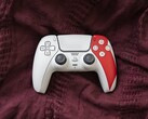索尼 DualSense 无线控制器--《战神》20 周年限量版现已在 PS Direct 上发售，售价 84.99 美元。(图片来源：PlayStation）