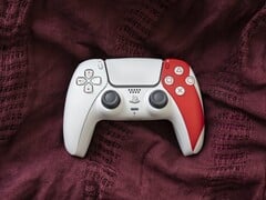 索尼 DualSense 无线控制器--《战神》20 周年限量版现已在 PS Direct 上发售,售价 84.99 美元。(图片来源:PlayStation)
