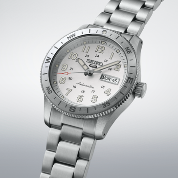 Seiko 5 Sports HDB007 自动手表，配备白色表盘、指南针表圈和精钢表链。