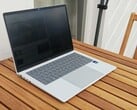 HP EliteBook X G2i——尽管屏幕亮度已调至最大且已禁用 SureView 功能,但从侧面看仍无法阅读
