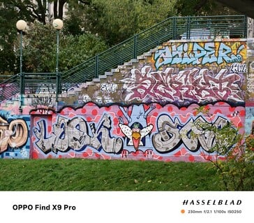 配备 10 倍变焦和远摄镜头的 Oppo Find X9 Pro。