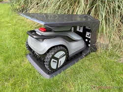 车库中的 TerraMow V1000