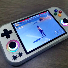 Anbernic RG477M 厚度为 14 毫米,重量为 355 克(图片来源:via Nittrx)