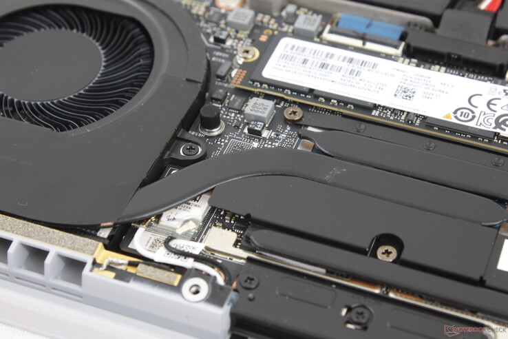 铜质热管下方的 WLAN 模块不可拆卸