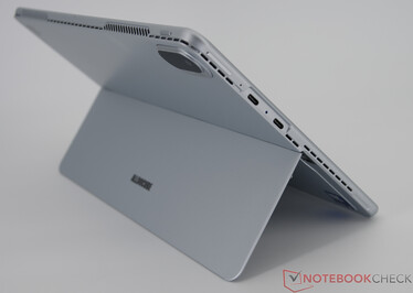 左：音量摇杆、2 个 USB-C 3.1 Gen.1（全功能（USB3.0/2.0、RJ45、HDMI）