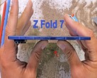 三星折叠 Z 7 -JerryRigEverything 视频缩略图（图片来源：@JerryRigEverything）