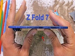 三星折叠 Z 7 -JerryRigEverything 视频缩略图（图片来源：@JerryRigEverything）