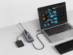 Anker USB-C 数据集线器（8 合 1，5Gbps）有一个 100W PD-IN 端口，可用于笔记本电脑充电器。(图片来源：Anker）