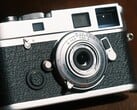Brightin Star 28 mm f/2.8 全画幅镜头仅比相机机身盖大一点点。