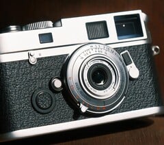 Brightin Star 28 mm f/2.8 全画幅镜头仅比相机机身盖大一点点。