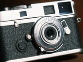 Brightin Star 28 mm f/2.8 全画幅镜头仅比相机机身盖大一点点。