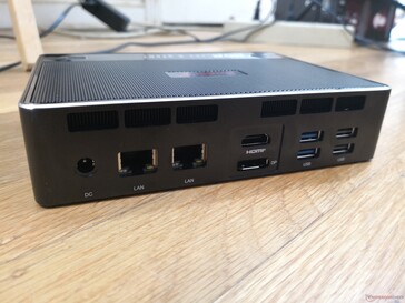 后部。交流适配器，2个2.5Gbps RJ-45，HDMI 2.0，DisplayPort 1.4，2个USB-A 3.0，2个USB-A 2.0