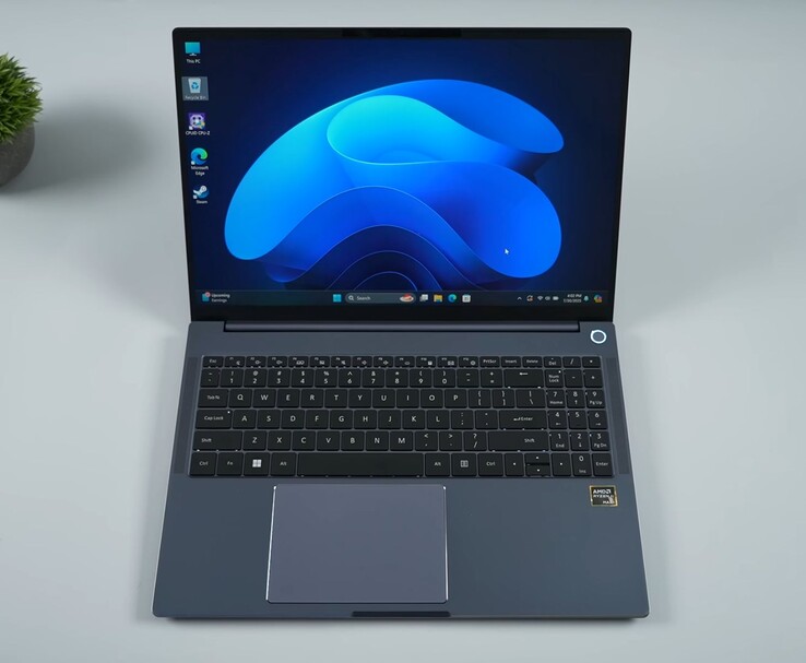 AIM Max+ 笔记本电脑采用全尺寸键盘、大尺寸触控板和 AMD Ryzen AI Max+ 品牌，运行 Windows 11 操作系统（图片来源：YouTube 上的 ETA PRIME）。