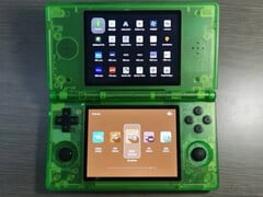 据称是半透明绿色外观的 Anbernic RG DS。(图片来源：via Retro Handhelds）
